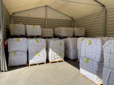 Großlager der Siegbert Spohr GmbH mit versandbereiten Big Bags voll Schlackenbinder auf Paletten