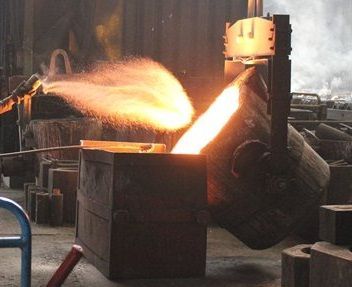 Praktischer Einsatz von SPORLIT Schlackenbinder bei der Schmelzebehandlung im industriellen Eisen- und Stahlguss