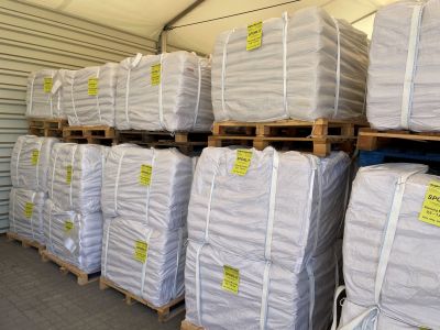 Detailaufnahme von sauber palettierten und beschrifteten Big Bags mit Schlackenbinder im Spohr Werkshandel