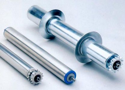 Leichte Tragrollen im Vergleich, im Hintergrund eine robuste Tragrolle mit zwei Bordscheiben und Kettenrad-Antrieb als mechanische Spurführung
