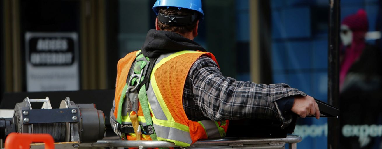 Mitarbeiter mit persönlicher Schutzausrüstung (PSA) wie Schutzhelm und Warnweste als Zeichen für gelebte Arbeitssicherheit