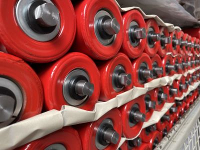 Qualitätsgeprüfte Tragrollen Typ 15207 mit roter Lackierung, fertig montiert für den Einsatz in Förderanlagen.