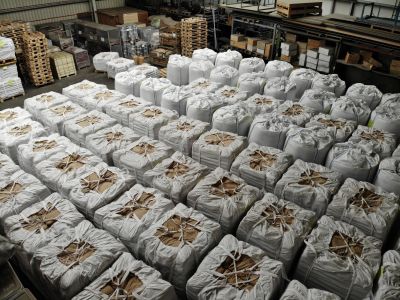 ogelperspektive auf ein riesiges Palettenlager mit Big Bags voller Schlackenbinder für die Belieferung von Großgießereien