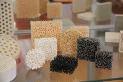 Ausgestellte Filtertypen aus Schaumkeramik der Siegbert Spohr GmbH in unterschiedlichen Abmessungen und Porositäten für optimalen Guss