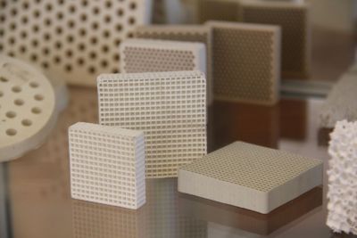 Verschiedene Typen und Abmessungen von keramischen Zellfiltern der Siegbert Spohr GmbH für den professionellen Eisen- und Nichteisenmetallguss